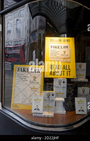 Kopien des Buches 'Fake Law' von The Secret Barrister, wird im Fenster von Waterstones am Piccadilly the West End, am 5. Oktober 2020, in London, England, gezeigt. Stockfoto