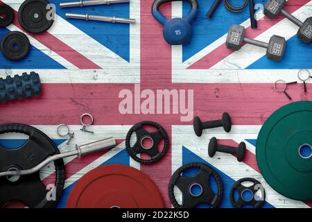 Vereinigtes Königreich Sport und Fitness-Konzept. Draufsicht auf schwere Hantelscheiben mit Eisenstange im nationalen Hintergrund. Stockfoto