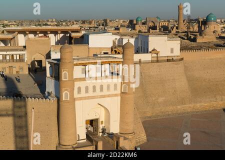 Luftaufnahme vom Shukhof Wasserturm auf der Arche (Festung) und Po-i-Kanan Komplex in Buchara, Usbekistan. Stockfoto