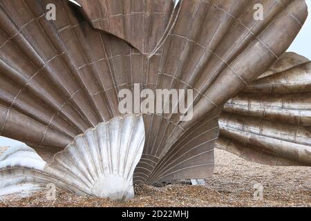 Aldeburgh Suffolk East Anglia England - März 21 2018: Künstler Maggie Hambling Sea Shell Scallop Bronze Skulptur Strand auf weißem Sand Küste durch Meer Stockfoto