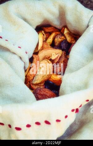 Getrocknete Früchte im alten Rom, Rekonstruktion. Getrocknete Goji-Beeren in Sackleinen, Lifestyle. Stockfoto