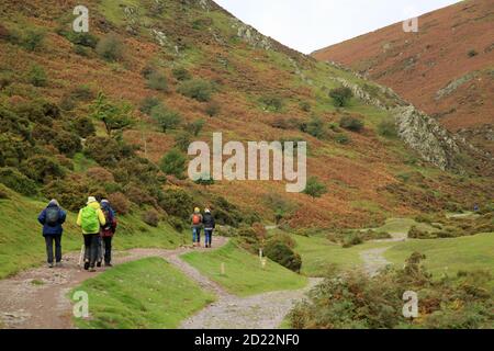 Spaziergänger in der Carding Mill Valley, Church Stretton, Shropshire, England, Großbritannien. Stockfoto