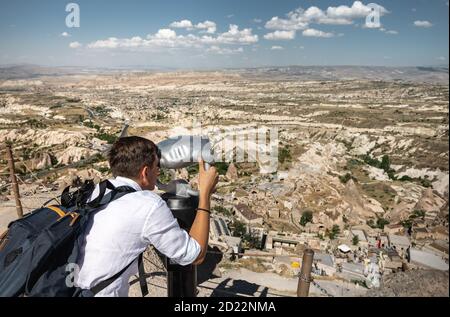 Mann schaut durch horizontal Outdoor-Betrachter bei Lookout in der Türkei Stockfoto