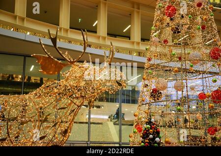 PARIS, FRANKREICH - 18. DEZEMBER 2016: Forum des Halles (modernes Einkaufszentrum) für Weihnachtsferien dekoriert Stockfoto