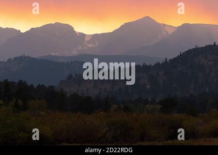 Sonnenuntergang durch den Rauch des Wildfeuers auf Longs Peak Colorado Und Moraine Meadows im Rocky Mountain National Park Stockfoto