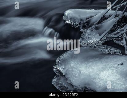 Eis, das eine schöne Form nach dem Fluss in gebildet Schwedische Natur Stockfoto