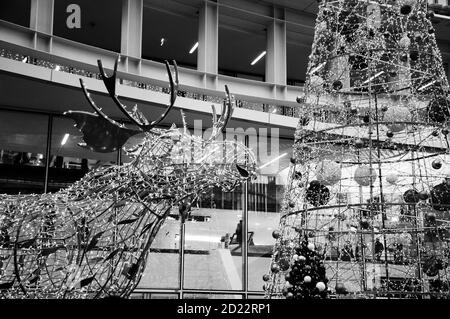 PARIS, FRANKREICH - 18. DEZEMBER 2016: Forum des Halles (modernes Einkaufszentrum) dekoriert für Weihnachtsferien mit glühenden Weihnachtsbaum und Santa Clau Stockfoto