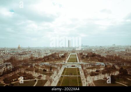 PARIS, FRANKREICH - 03. Sep 2020: Wunderschöne Luftlandschaftsaufnahme des Champ de Mars in Paris während eines bewölkten Tages. Stockfoto