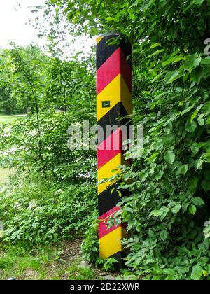Diese Grenzsäule bei Bad Muskau ist die letzte der 307 deutschen Markierungssäulen an der sächsischen Grenze zu Polen, die derzeit im Auftrag des Staa Stockfoto