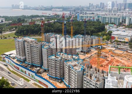 Bau neuer Wohnsiedlungen im Gange, da der Bau wegen der Pandemie Covid-19 in Singapur verzögert wurde. Stockfoto