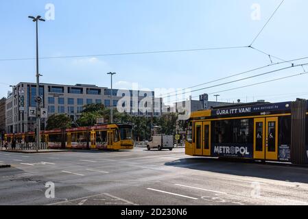 Zwei Siemens Combino Straßenbahnen auf der Linie 4-6 treffen sich um Blaha Lujza ter auf dem Grand Ring Boulevard in Budapest Stockfoto