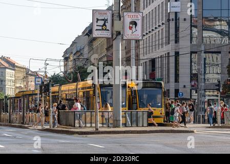 Zwei Siemens Combino Straßenbahnen auf der Linie 4-6 treffen sich um Blaha Lujza ter auf dem Grand Ring Boulevard in Budapest Stockfoto