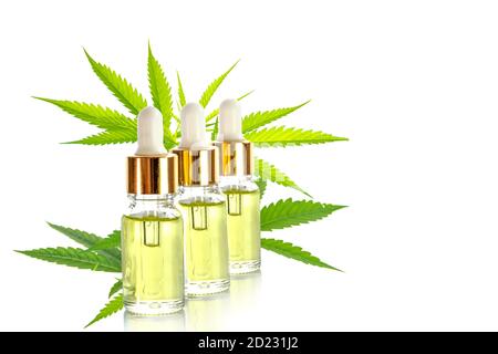 Medizinisches Cannabis CBD-Öl in Flaschen mit Blatt isoliert auf weißem Hintergrund. Stockfoto