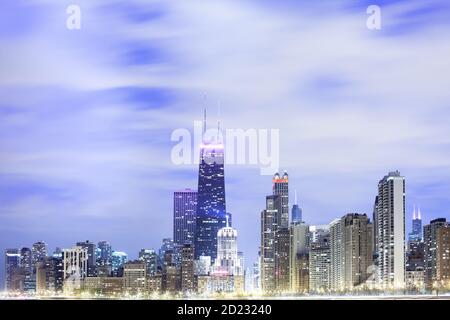 Skyline der Innenstadt von Chicago in der Abenddämmerung in der Uferpromenade von Lake Michigan, Illinois, USA Stockfoto