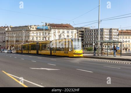 Eine Siemens Combino Straßenbahn der Linie 4 in Boraros ter, dem südlichen Ende des Grand Ring Boulevard in Budapest im Spätsommer Stockfoto