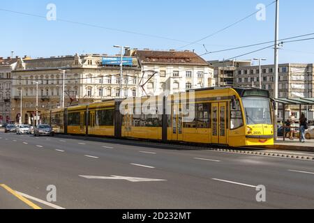 Eine Siemens Combino Straßenbahn der Linie 4 in Boraros ter, dem südlichen Ende des Grand Ring Boulevard in Budapest im Spätsommer Stockfoto