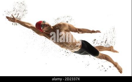 Nach oben. Kaukasischer Profi-Sportler, Schwimmer Training isoliert auf weißem Studio Hintergrund. Muskulöser, sportlicher Mann, der im Wassersport praktiziert. Konzept von Aktion, Bewegung, Jugend, gesunder Lebensstil. Stockfoto