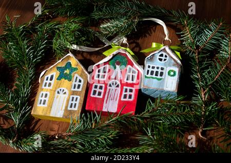 Holzhäuser, bunt, weihnachten Geschenkideen. diy. Handgefertigt mit Kindern. Stockfoto