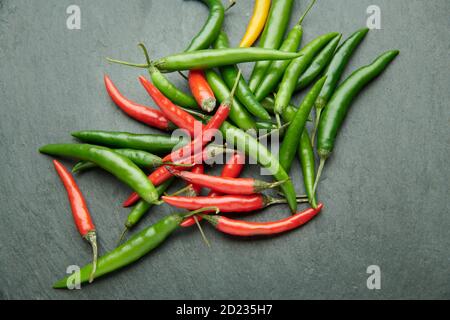Chilischoten auf einem natürlichen Schieferhintergrund Stockfoto