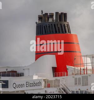 Markante Rote Cunard Funnel Der Queen Elizabeth Cruise Liner. Aufgenommen an den Southampton Docks UK Stockfoto