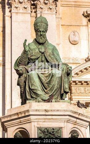 Italien Marche Loreto - Piazza della Madonna - Statue von Papst Sisto V. vor der Basilika Stockfoto