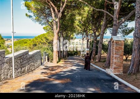 Italien Marche Loreto - Polnischer Militärfriedhof und Mönch Stockfoto