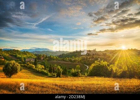 Urbino Stadt und Landschaft im Kontrast bei Sonnenuntergang. UNESCO-Weltkulturerbe. Region Marken, Italien, Europa. Stockfoto