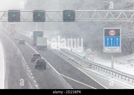Niederländische Autobahn im Winter Schnee mit Straßenschildern informieren über Die maximale Geschwindigkeit Stockfoto
