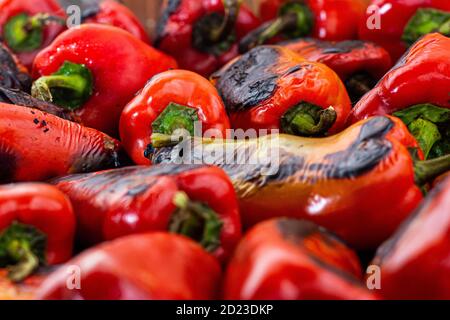 Rote Paprika rösten auf einem Holzofen in Vorbereitung für die Herstellung ajvar, ein traditionelles serbisches Gericht Stockfoto