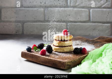 Hüttenkäse Pfannkuchen mit frischen Beeren. Gesund und Diät Frühstück. Stockfoto