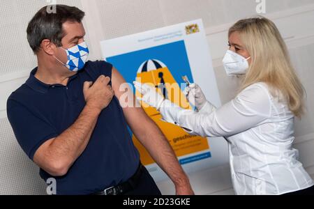 München, Deutschland. Oktober 2020. Bayerns Ministerpräsident Markus Söder (CSU) lässt vor Beginn einer Kabinettssitzung Melanie Huml (CSU), Gesundheitsministerin Bayerns, gegen Grippe impfen. Quelle: Sven Hoppe/dpa/Alamy Live News Stockfoto