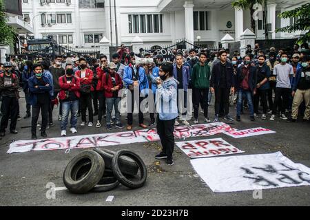 Bandung, Indonesien. Oktober 2020. Ein Protestler spricht während des Protestes durch ein Megaphon vor dem Parlamentsbüro. Studenten protestierten gegen den Omnibus-Gesetzentwurf der Regierung zur Schaffung von Arbeitsplätzen, der das Wirtschaftswachstum ankurbeln und Arbeitsplätze schaffen sollte, was ihrer Meinung nach die Arbeitnehmer ihrer Rechte berauben und die Umwelt in Indonesien untergraben würde. Kredit: SOPA Images Limited/Alamy Live Nachrichten Stockfoto