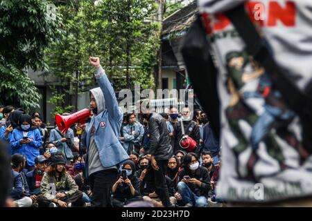 Bandung, Indonesien. Oktober 2020. Ein Protestler spricht während des Protestes mit einem Megaphon vor einer Menschenmenge außerhalb des Parlamentsbüros. Studenten protestierten gegen den Omnibus-Gesetzentwurf der Regierung zur Schaffung von Arbeitsplätzen, der das Wirtschaftswachstum ankurbeln und Arbeitsplätze schaffen sollte, was ihrer Meinung nach die Arbeitnehmer ihrer Rechte berauben und die Umwelt in Indonesien untergraben würde. Kredit: SOPA Images Limited/Alamy Live Nachrichten Stockfoto