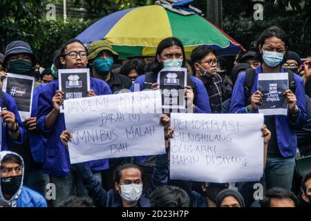 Bandung, Indonesien. Oktober 2020. Während des Protestes halten Demonstranten Plakate, die ihre Meinung vor dem Parlamentsbüro ausdrücken. Studenten protestierten gegen den Omnibus-Gesetzentwurf der Regierung zur Schaffung von Arbeitsplätzen, der das Wirtschaftswachstum ankurbeln und Arbeitsplätze schaffen sollte, was ihrer Meinung nach die Arbeitnehmer ihrer Rechte berauben und die Umwelt in Indonesien untergraben würde. Kredit: SOPA Images Limited/Alamy Live Nachrichten Stockfoto