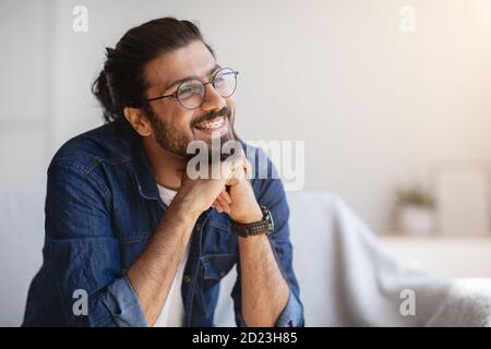 Portrait Of Smiling Indian Man With Eyeglasses And Braces In Inneneinrichtung Zu Hause Stockfoto