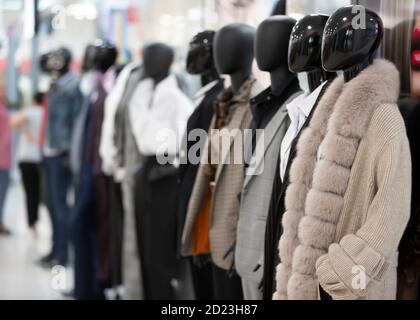 Eine Reihe von schwarzen Maniküre im Laden in schwarzen Pelzmänteln gekleidet. Stockfoto