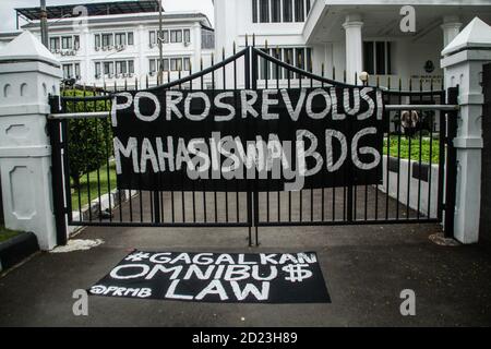 Bandung, Indonesien. Oktober 2020. Vor dem Tor des Parlamentsbüros hing während des Protestes ein Transparent. Studenten protestierten gegen den Omnibus-Gesetzentwurf der Regierung zur Schaffung von Arbeitsplätzen, der das Wirtschaftswachstum ankurbeln und Arbeitsplätze schaffen sollte, was ihrer Meinung nach die Arbeitnehmer ihrer Rechte berauben und die Umwelt in Indonesien untergraben würde. Kredit: SOPA Images Limited/Alamy Live Nachrichten Stockfoto