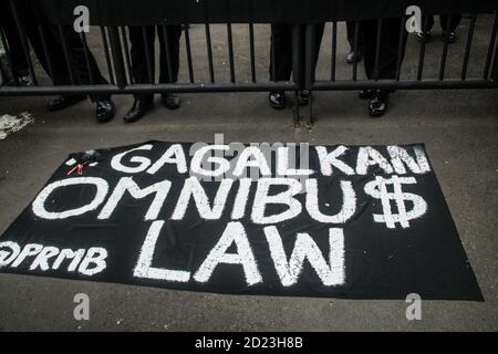 Bandung, Indonesien. Oktober 2020. Ein Banner, das während des Protestes vor dem Tor des Parlamentsbüros auf dem Boden zu sehen war. Studenten protestierten gegen den Omnibus-Gesetzentwurf der Regierung zur Schaffung von Arbeitsplätzen, der das Wirtschaftswachstum ankurbeln und Arbeitsplätze schaffen sollte, was ihrer Meinung nach die Arbeitnehmer ihrer Rechte berauben und die Umwelt in Indonesien untergraben würde. Kredit: SOPA Images Limited/Alamy Live Nachrichten Stockfoto