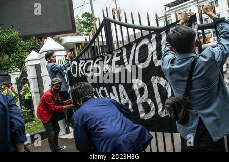 Bandung, Indonesien. Oktober 2020. Während des Protestes hängten Demonstranten ein Banner am Tor des Parlamentsbüros auf. Studenten protestierten gegen den Omnibus-Gesetzentwurf der Regierung zur Schaffung von Arbeitsplätzen, der das Wirtschaftswachstum ankurbeln und Arbeitsplätze schaffen sollte, was ihrer Meinung nach die Arbeitnehmer ihrer Rechte berauben und die Umwelt in Indonesien untergraben würde. Kredit: SOPA Images Limited/Alamy Live Nachrichten Stockfoto