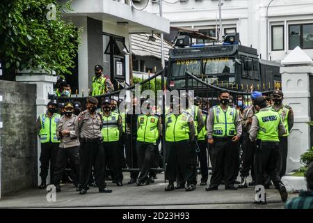 Bandung, Indonesien. Oktober 2020. Polizeibeamte stehen während des Protestes vor dem Parlamentsbüro auf Wache. Studenten protestierten gegen den Omnibus-Gesetzentwurf der Regierung zur Schaffung von Arbeitsplätzen, der das Wirtschaftswachstum ankurbeln und Arbeitsplätze schaffen sollte, was ihrer Meinung nach die Arbeitnehmer ihrer Rechte berauben und die Umwelt in Indonesien untergraben würde. Kredit: SOPA Images Limited/Alamy Live Nachrichten Stockfoto