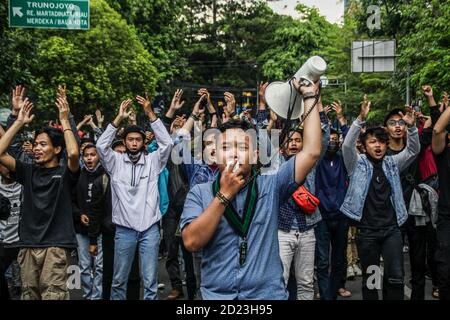 Bandung, Indonesien. Oktober 2020. Ein Protestler spricht während des Protestes durch ein Megaphon vor dem Parlamentsbüro. Studenten protestierten gegen den Omnibus-Gesetzentwurf der Regierung zur Schaffung von Arbeitsplätzen, der das Wirtschaftswachstum ankurbeln und Arbeitsplätze schaffen sollte, was ihrer Meinung nach die Arbeitnehmer ihrer Rechte berauben und die Umwelt in Indonesien untergraben würde. Kredit: SOPA Images Limited/Alamy Live Nachrichten Stockfoto