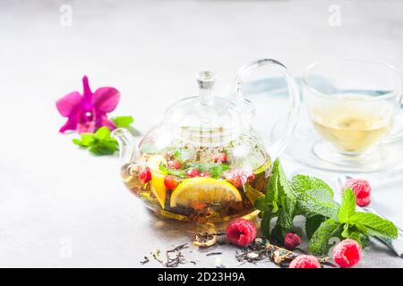 Heißer Kräutertee mit Zitrone, Himbeeren und Minze. Gesunder Zitronentee. Stockfoto