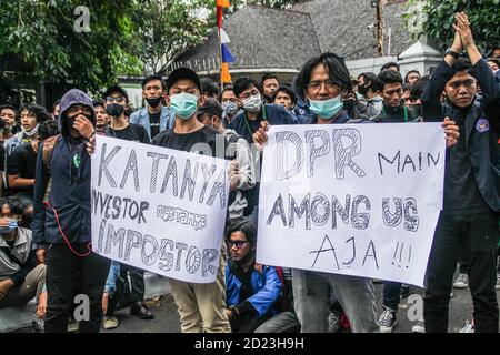 Bandung, Indonesien. Oktober 2020. Während des Protestes halten Demonstranten Plakate, die ihre Meinung vor dem Parlamentsbüro ausdrücken. Studenten protestierten gegen den Omnibus-Gesetzentwurf der Regierung zur Schaffung von Arbeitsplätzen, der das Wirtschaftswachstum ankurbeln und Arbeitsplätze schaffen sollte, was ihrer Meinung nach die Arbeitnehmer ihrer Rechte berauben und die Umwelt in Indonesien untergraben würde. Kredit: SOPA Images Limited/Alamy Live Nachrichten Stockfoto