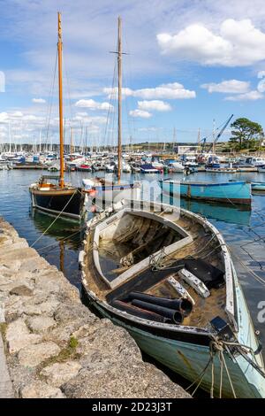 Der Tod eines klassischen Segelbootes Falmouth! Einst für das Ausbaggern einheimischer Austern verwendet, jetzt ein verrottender Heuler. Moderne GFK-Boote im Hintergrund. Stockfoto