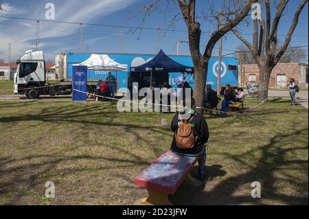 FIRMAT, ARGENTINIEN - 17. Sep 2020: Eine Frau wartet, bis sie an der Reihe ist, um auf COVID-19-Symptome in der Nähe einer mobilen Testeinrichtung des Gesundheitsministeriums untersucht zu werden. Stockfoto