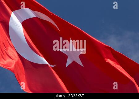 Nahaufnahme der geschwungene türkische Flagge gegen den blauen Himmel Stockfoto