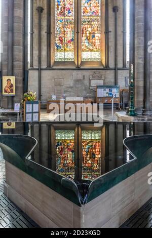 Die moderne Schriftart und Reflexion der Glasfenster, Salisbury Cathedral Stockfoto