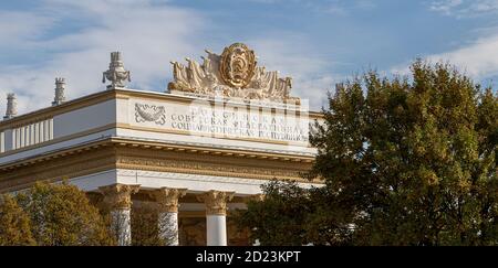 Moskau, Russland, 30. September 2020: Ausstellung der Errungenschaften der Volkswirtschaft. Beliebte Sehenswürdigkeiten von Moskau. Ein Element des Designs des VDNK Stockfoto