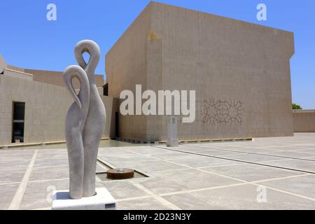 Eine Statue vor dem Nationalmuseum, Manama, Königreich Bahrain Stockfoto