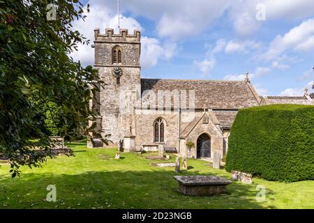 St Andrews Kirche aus normannischer Zeit im Cotswold Dorf Miserden, Gloucestershire Großbritannien Stockfoto